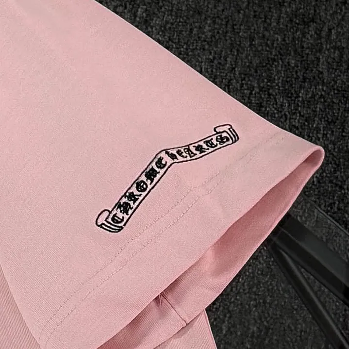 P180 Chrome Hearts Chrome Hearts 25 high version. The fabric is made of 300g high-density pure cotton. It does not deform or shrink. It has three labels. It is the same style for men and women. Technology: patch embroidery + original development hardware. Color: white, black, pink. SIZE: S-XL